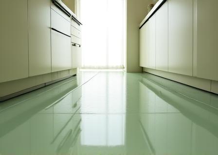 Pavimento moderno lucido realizzato con materiali sostenibili